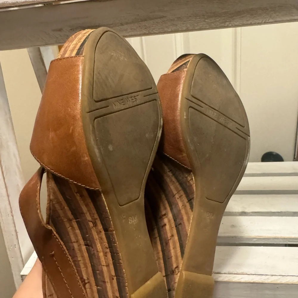 Nine West EUC Leather wedges with gold - Picture 5 of 7